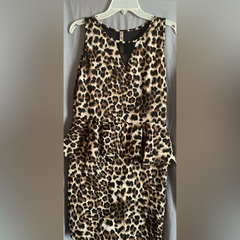 Chic Leopard Print Peplum Dress